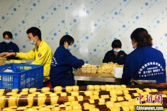 图为在江西省樟树市一家食品厂,工人正在包装腐竹. 吴鹏泉 摄